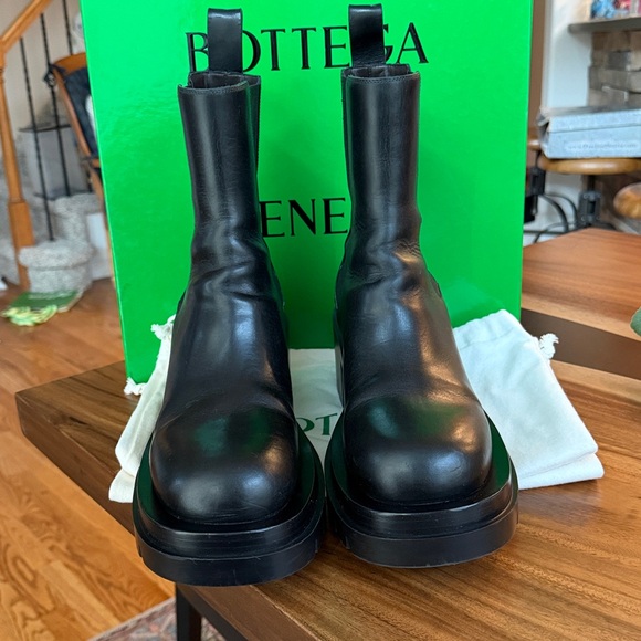 Authentic Bottega Veneta Black Leather Lug Chelsea Boots - Picture 2 of 16